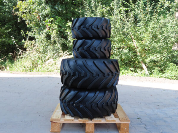 Set of industrial tires with rims - Image 10