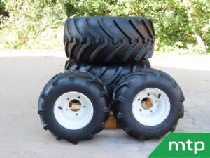 Set of industrial tires with rims