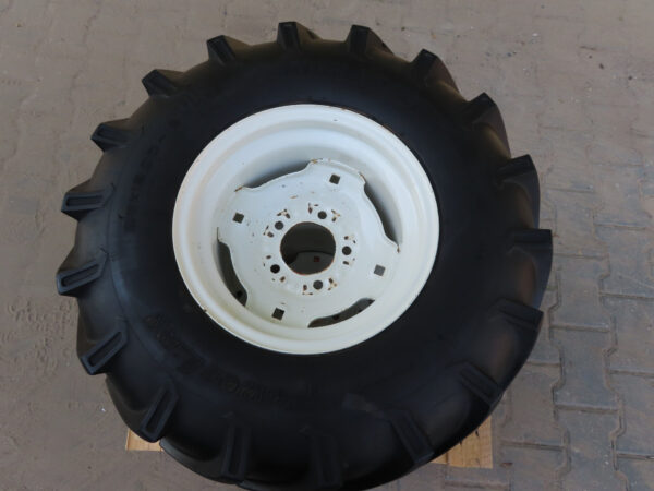 Set of industrial tires with rims - Image 7