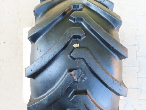 Set of industrial tires with rims - Image 8