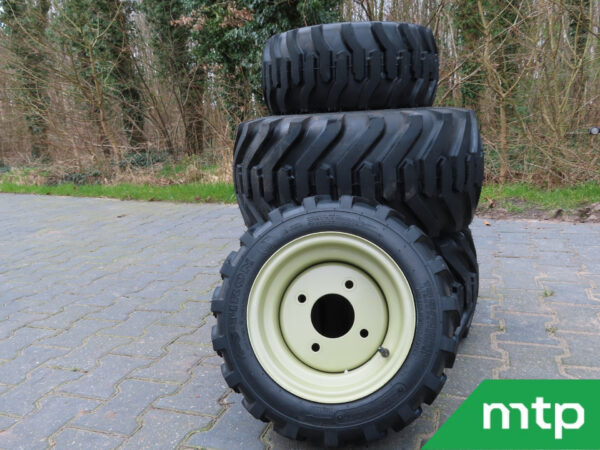 Set of industrial tires Yanmar SA 221
