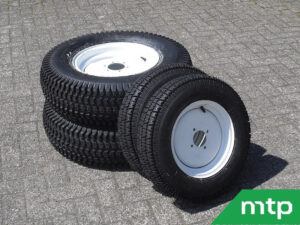 Set of lawn tires with rim